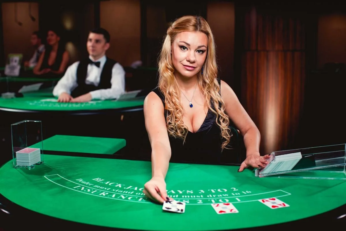 Suasana meja kasino live dengan dealer dan tampilan permainan real-time